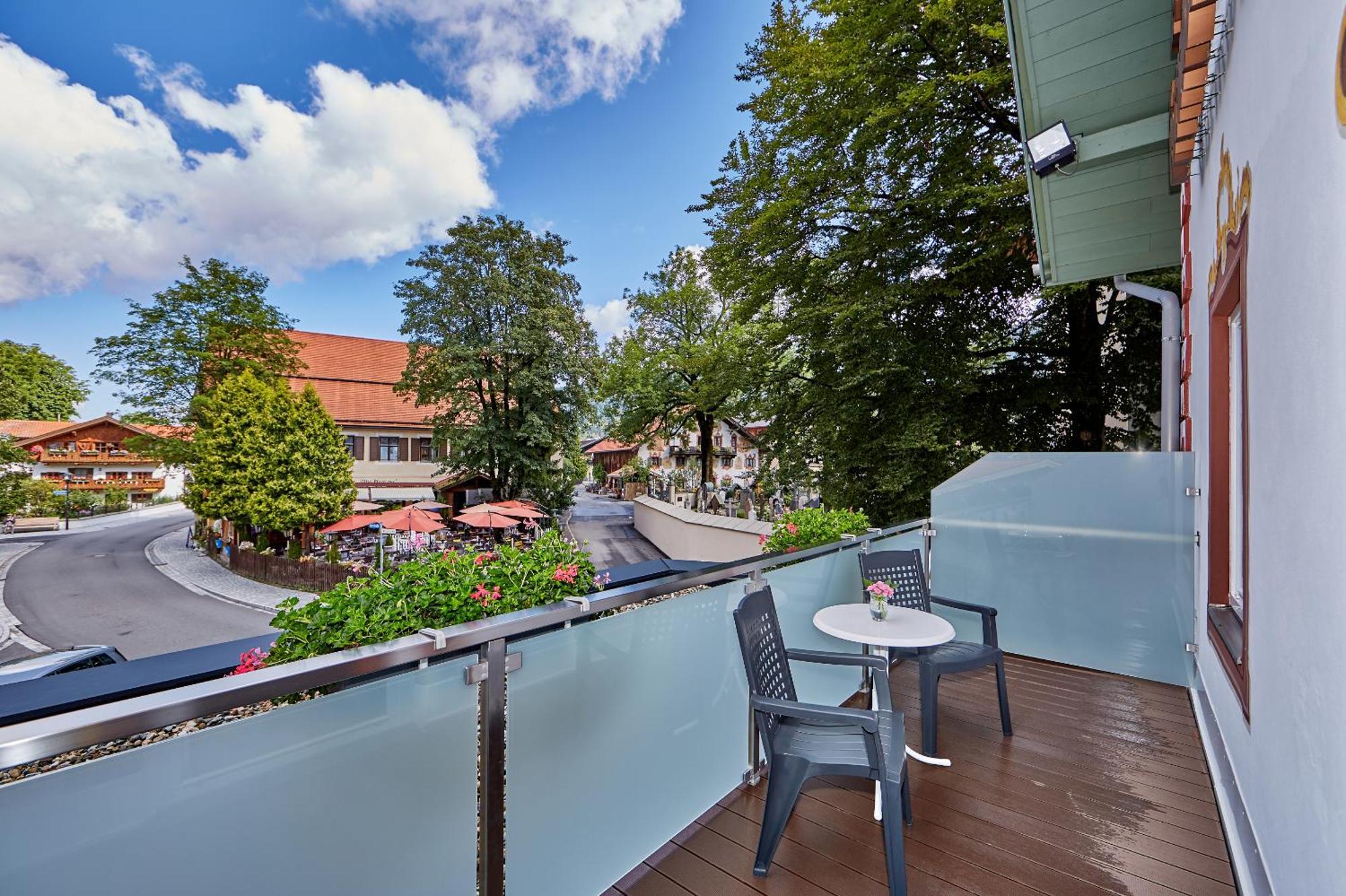 Zum Turm - Apartments Und Gaestezimmer Oberammergau Exterior photo